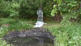 Ledový Radegast taje nad tůní na mokřadní louce Pod Juraškou v Beskydech.