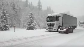 Chumelenice zasáhla Beskydy, kamiony blokují silnici (21.2.2020)