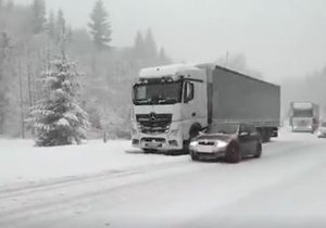Chumelenice zasáhla Beskydy, kamiony blokují silnici (21.2.2020)