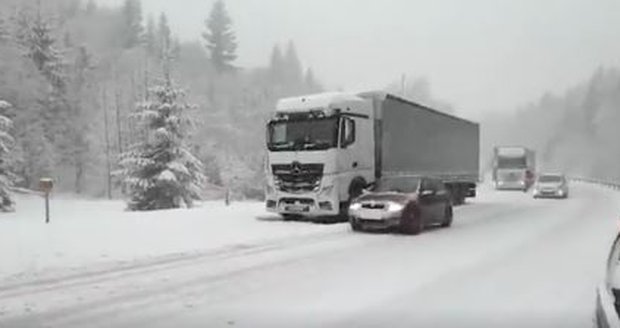 Vánice v Beskydech, bouřka nad Prahou a orkán na Sněžce: Sledujte radar Blesku