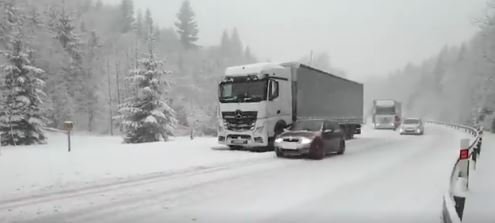 Chumelenice zasáhla Beskydy, kamiony blokují silnici (21.2.2020)