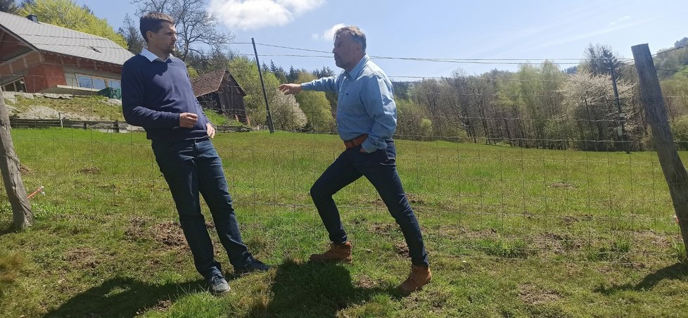Místopředseda Svazu chovatelů ovcí ČR Roman Cieslar z Bystřice udělal na své farmě maximální opatření – vysoký plot, elektrický ohradník a pořídil pastevecké psy.