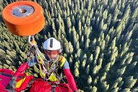 Turistka (76) zkolabovala v Jeseníkách: Lékaře vysadili jeřábem z vrtulníku!