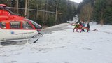 Prokletá Bílá! Na sjezdovku opět musel letět vrtulník: Těžké zranění lyžaře, neměl helmu