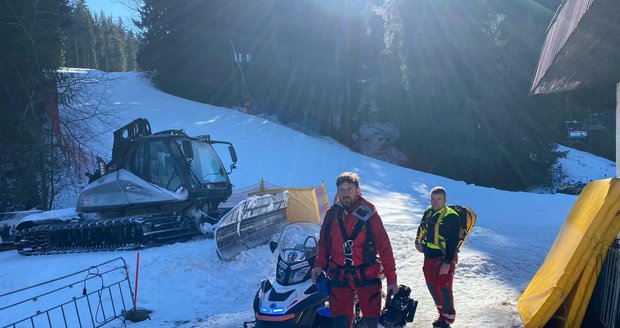 Záchranáři opět museli na sjezdovku Bílá, kde se těžce zranili další lyžaři.