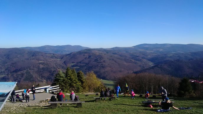 Pohled z vrcholniho stanice lanovky na polské straně Čantoryje..