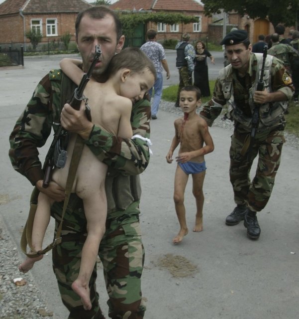 Masakr ve škole v ruském Beslanu, kde zemřelo 334 lidí (z toho 186 dětí).