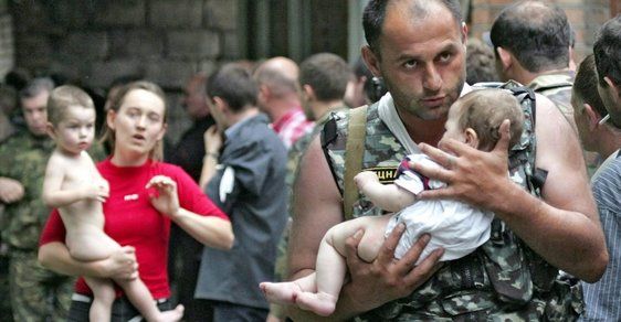 Řádění teroristů nepřežily stovky dětí. Útok na školu v Beslanu roku 2004 zůstává hrozivým mementem