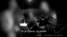 DRSNÉ VIDEO: Můžete mě vy*ouřit! Řval nepříčetný feťák na policisty