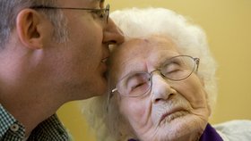 Zemřela nejstarší žena světa Besse Cooper. Na snímku se svým vnukem