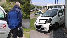 Řidič rozvážející obědy seniorům v pátek krátce po poledni naboural do zdi domu v Praze 8. Policistům nadýchal dvě promile.