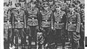 Skupinová fotografie členů klatovského gestapa. Uprostřed se psem velitel služebny Heinrich Winkelhofer, popravený v ČSR, po jeho pravici stojí Kilian Rupprecht.