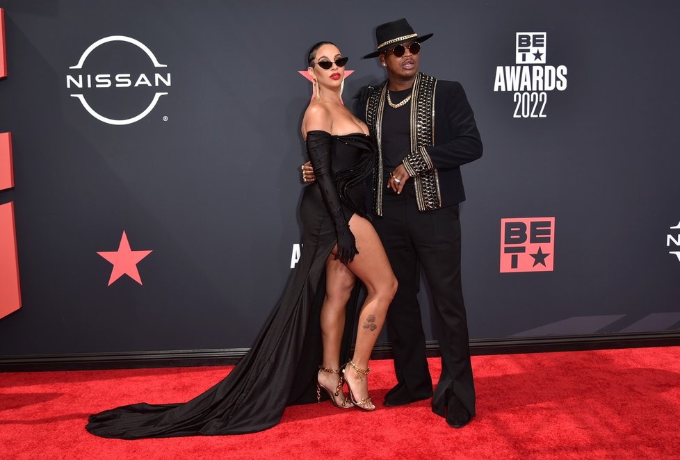 BET Awards 2022: Ne-Yo (vpravo) a Crystal Renay