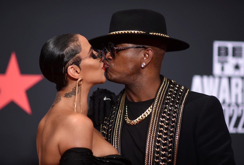 BET Awards 2022: Ne-Yo (vpravo) a Crystal Renay