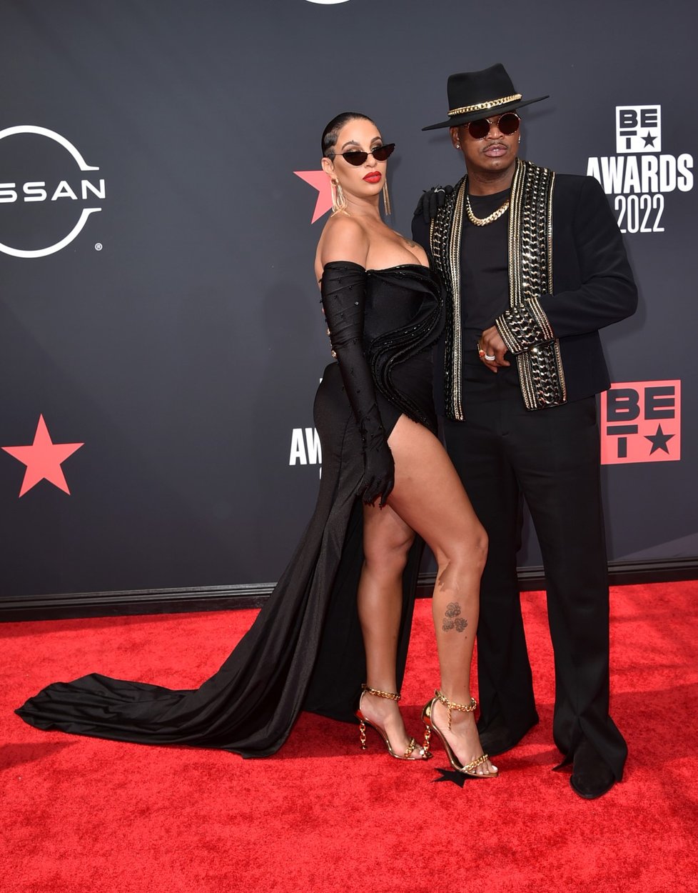 BET Awards 2022: Ne-Yo (vpravo) a Crystal Renay