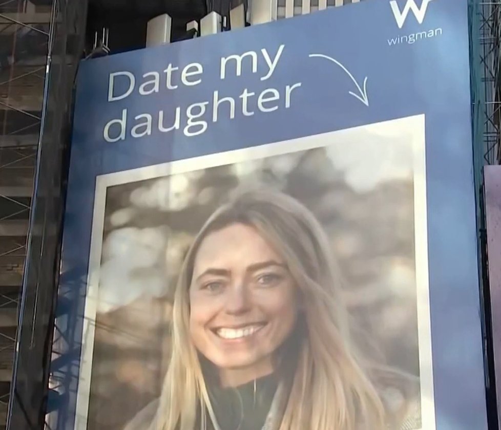 Máma Beth Davisová, která trpí rakovinou, se rozhodla své dceři Molly najít partnera. Její profil ze seznamky vystavila na billboardu.
