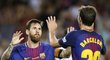 Fotbalisté Barcelony slaví gól proti Betisu