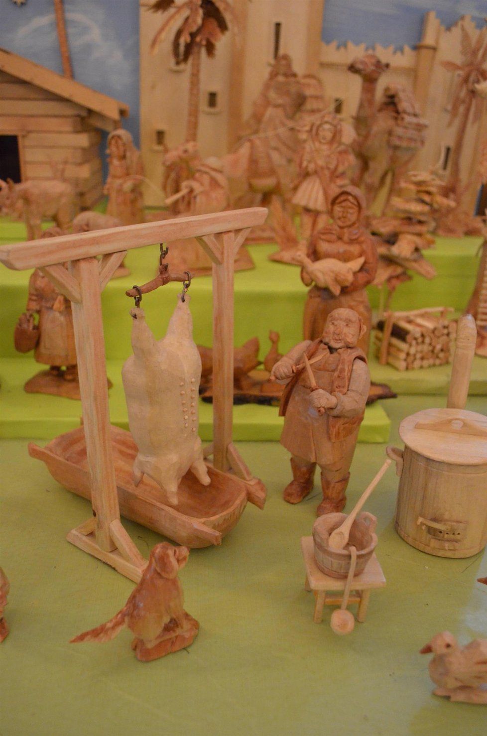 Nejrozsáhlejší dílo se 102 dřevěnými figurkami a zvířátky je od řezbáře Jana Sedláčka (72) . „S řezbou jsem začal až v důchodu. Nemám na to žádné školy,“ uvedl vyučený zedník.