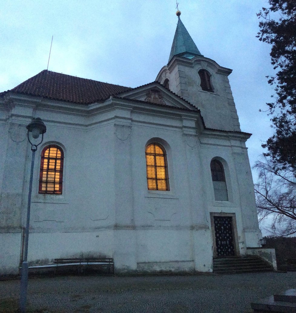 Alois Rašín je pochován ve stínu kostela sv. Matěje na rozhraní Hanspaulky a Baby.