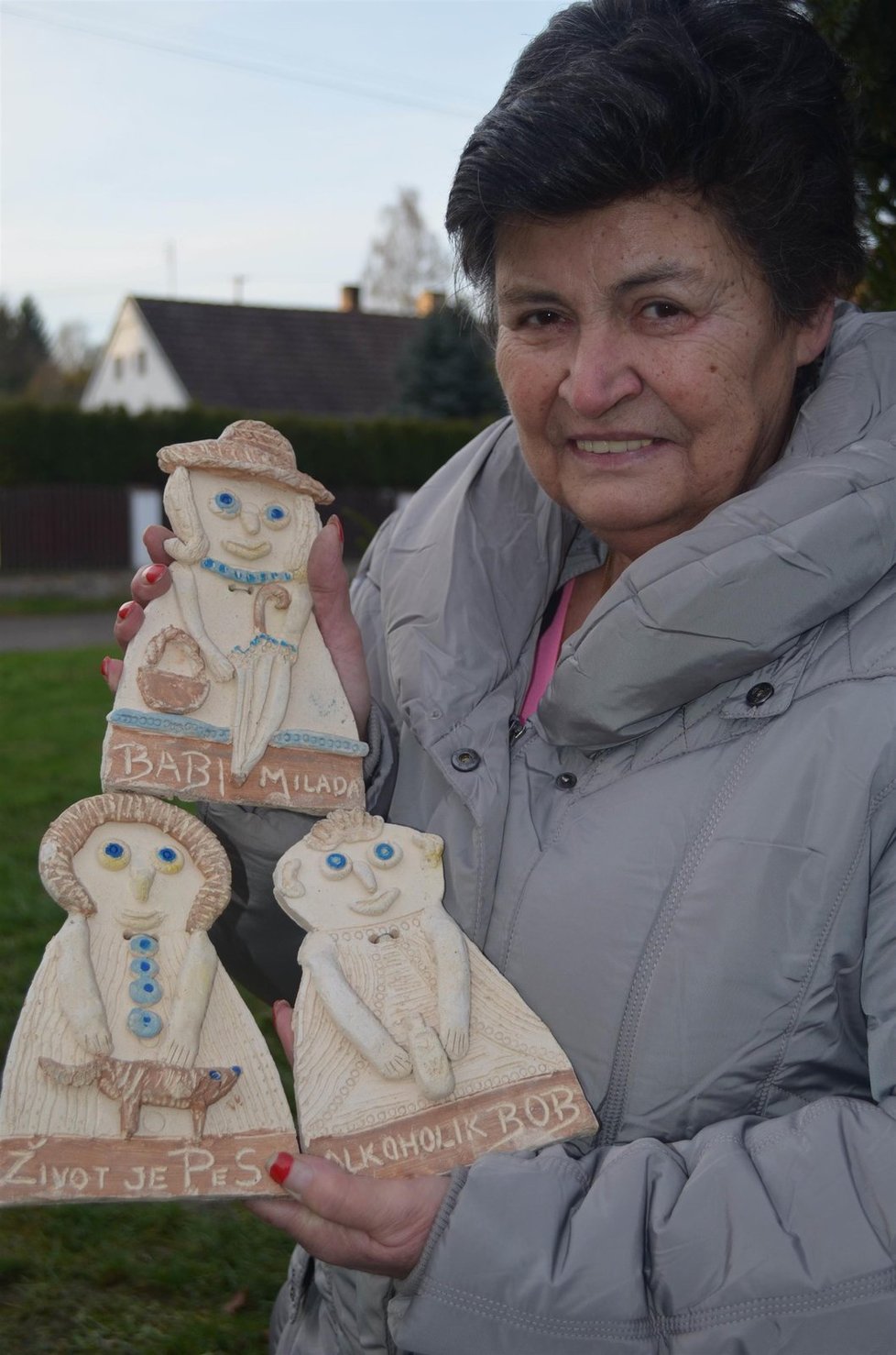 Podnikatelka Milada Schweigerová (63) drží v ruce svoji rodinu, postavičku babičky Milady s košíkem a svého manžela hostinského Bohouše.