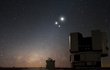 Jakou jasnost mohla mít Betlémská hvězda ukazuje pohled na konjunkci Venuše a Jupiteru ve společnosti Měsíce nad observatoří v Chile.
