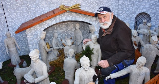 Jindřich Stejskal (82) u betléma, který vyrobil pro svou manželku Evu (66)