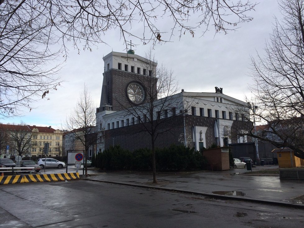 Žižkovské informační centrum se nachází na dohled od kostela Nejsvětějšího Srdce Páně.