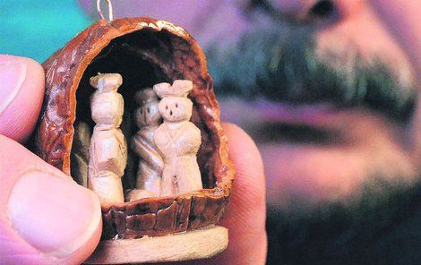Tento unikátní vlašský ořech s pěti vyřezanými figurkami byl nalezen na pokladně. Autor o slávu nestojí.