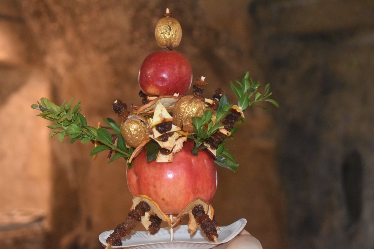 Kdysi častá ozdoba na štědrovečerním stole. Voňavá dekorace z jablka, sušených křížal, rozinek, větviček, oříšků a mašliček. 
