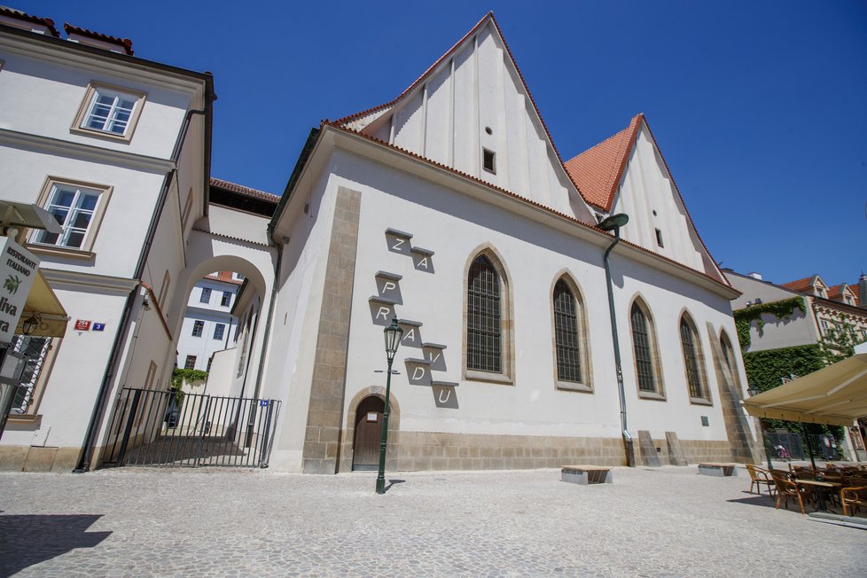 Umělecká instalace na Betlémské kapli odkazuje na postoj Jana Husa. Ten byl kvůli svému přesvědčení upálen.