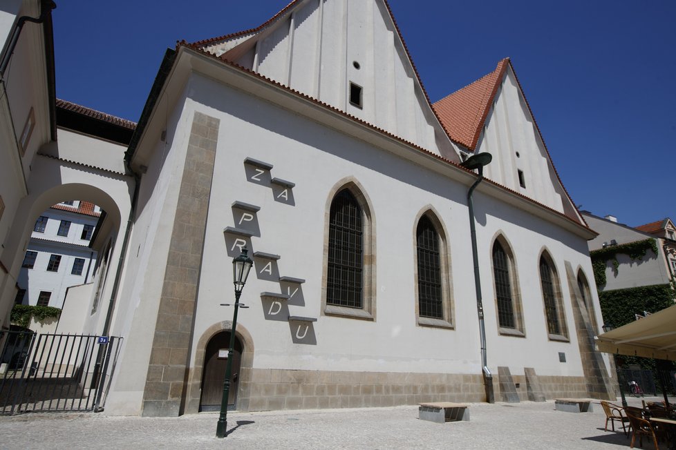 Umělecká instalace na Betlémské kapli odkazuje na postoj Jana Husa. Ten byl kvůli svému přesvědčení upálen.