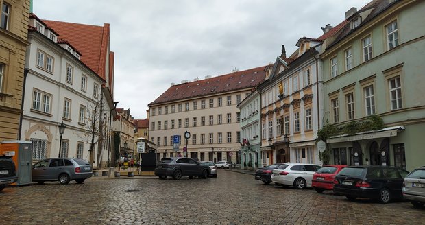 Sěst nových laviček, dva stromy a kolem nich dvě půlkruhové lavičky. Toho se zkraje listopadu dočkalo Betlémské náměstí. Do budoucnosti se přitom počítá ještě s kašnou. 