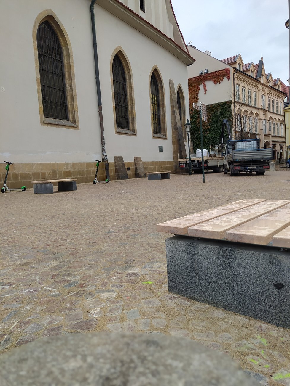 Radnice Prahy 1 nechala na Betlémském náměstí vysadit dvě třešně. Jde o součást celkové revitalizace náměstí, v rámci které byl vyměněn povrch, a přibly nový mobiliář. 