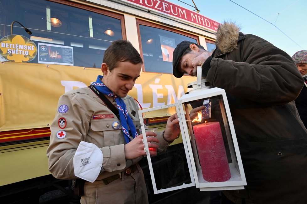 Skauti po Praze rozváželi historickou tramvají  Betlémské světlo. (18. prosince 2021)