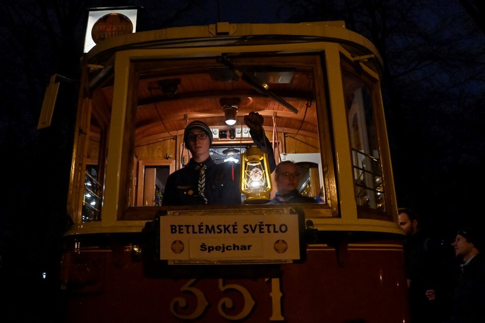 Skauti po Praze rozváželi historickou tramvají  Betlémské světlo. (18. prosince 2021)