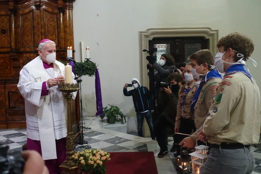 Letos požehnal betlémskému světlu v brněnské katedrále sv. Petra a Pavla biskup Vojtěch Cikrl