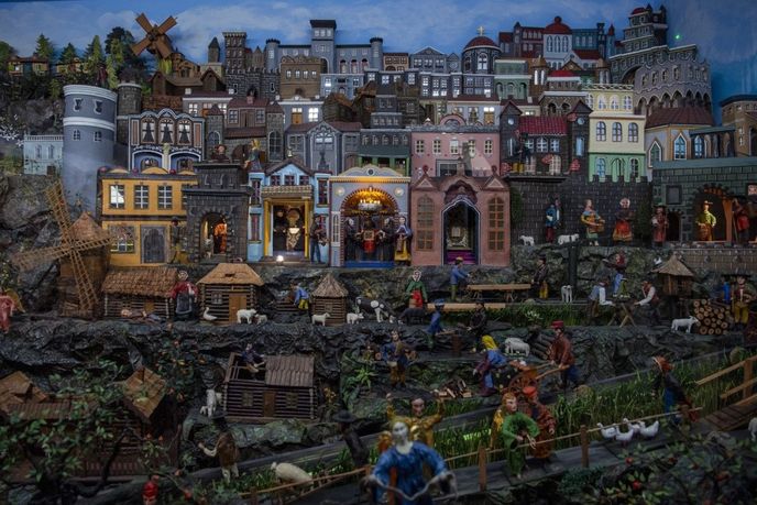 Krýzovy jesličky jsou vyrobené z kašírovací hmoty. Krýzovy jesličky jsou vyrobené z kašírovací hmoty.