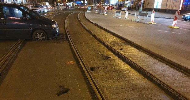 V Českomoravské ulici najel řidič autem do čerstvého betonu.