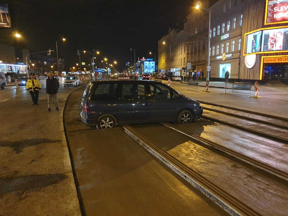 V Českomoravské ulici najel řidič autem do čerstvého betonu.