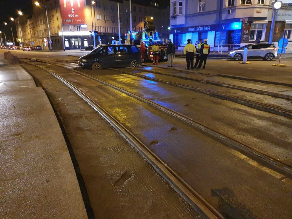 V Českomoravské ulici najel řidič autem do čerstvého betonu.