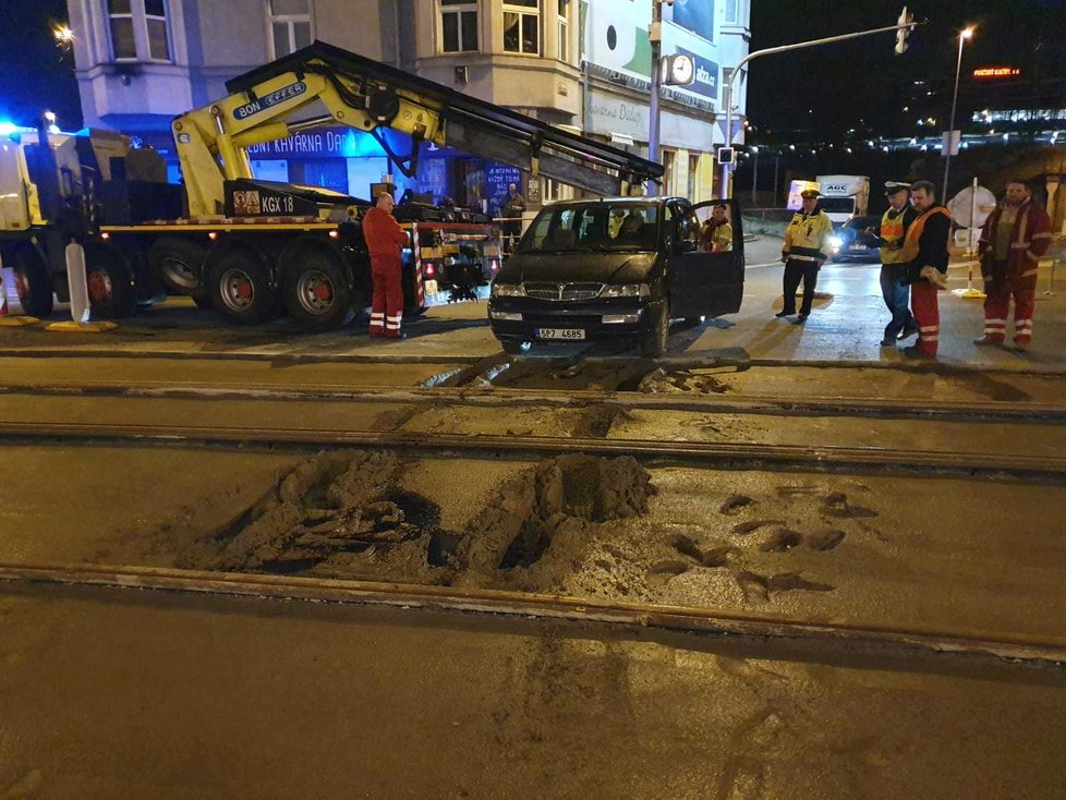 V Českomoravské ulici najel řidič autem do čerstvého betonu.