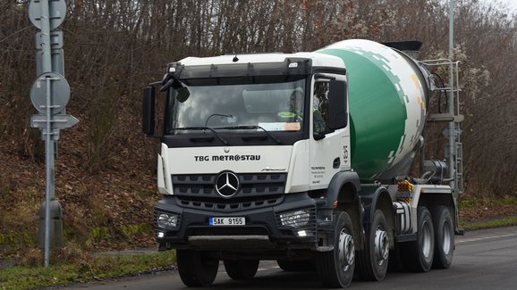 Jak se žije řidiči domíchávače betonu: Hlavně nezůstat někde viset!