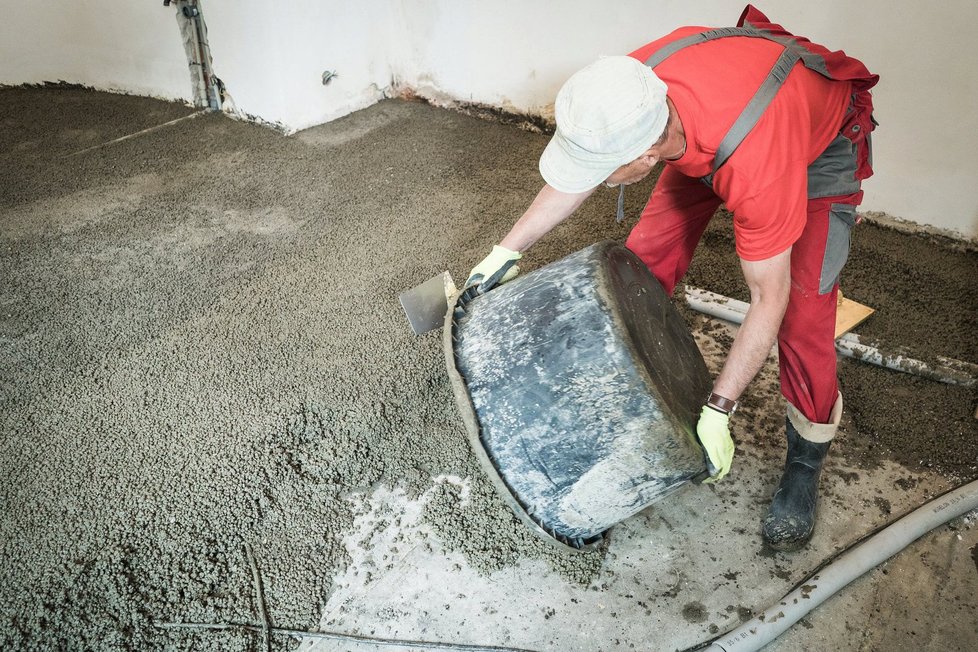 Vzniklá beton vylijeme na očištěný podklad