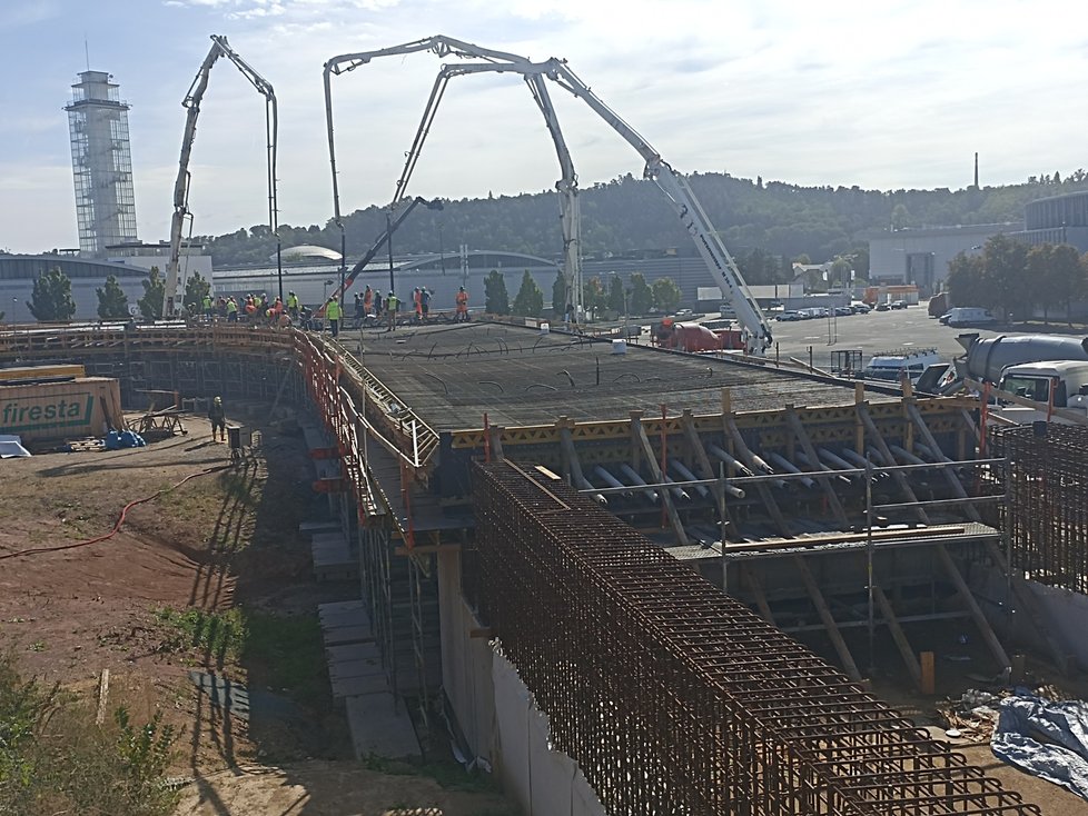 Stavbaři v sobotu začali s betonáží mostu pro budoucí tramvajovou smyčku ve vozovně dopravního podniku v Brně Pisárkách. Brňané si celou akci mohli prohlédnout ze speciální vyhlídky.