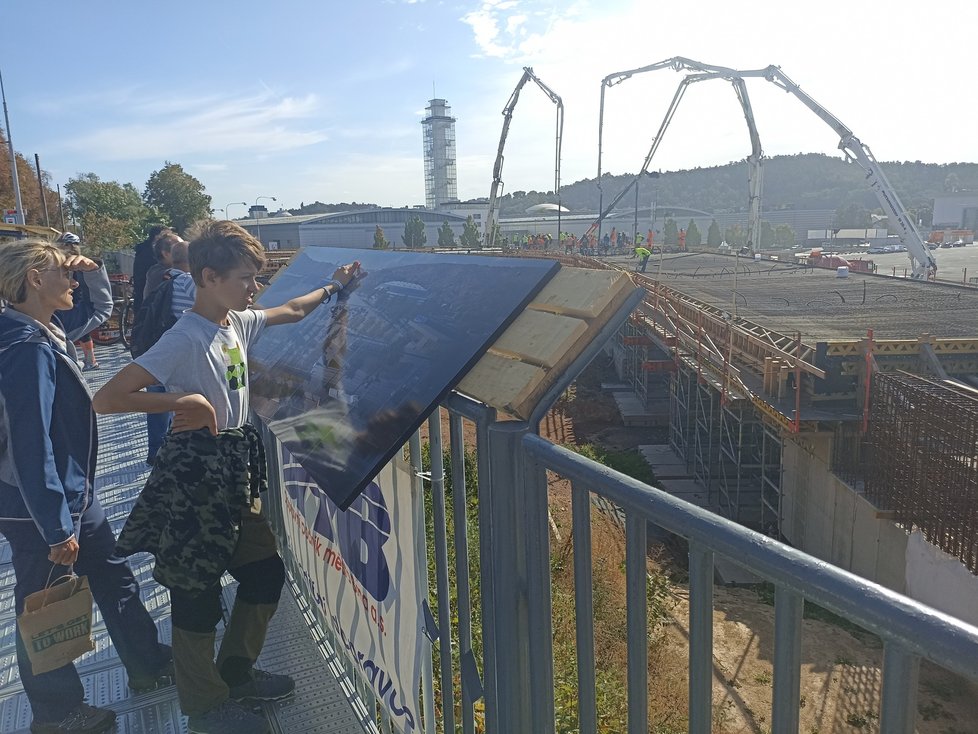 Stavbaři v sobotu začali s betonáží mostu pro budoucí tramvajovou smyčku ve vozovně dopravního podniku v Brně Pisárkách. Brňané si celou akci mohli prohlédnout ze speciální vyhlídky.