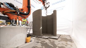Průlom ve stavebnictví: V Modřanech proběhla premiéra 3D tiskárny na beton. „Vytiskla“ místnost