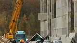 Neštěstí na stavbě v Buštěhradu: Dělníka zavalila betonová zeď! Vážně se zranil