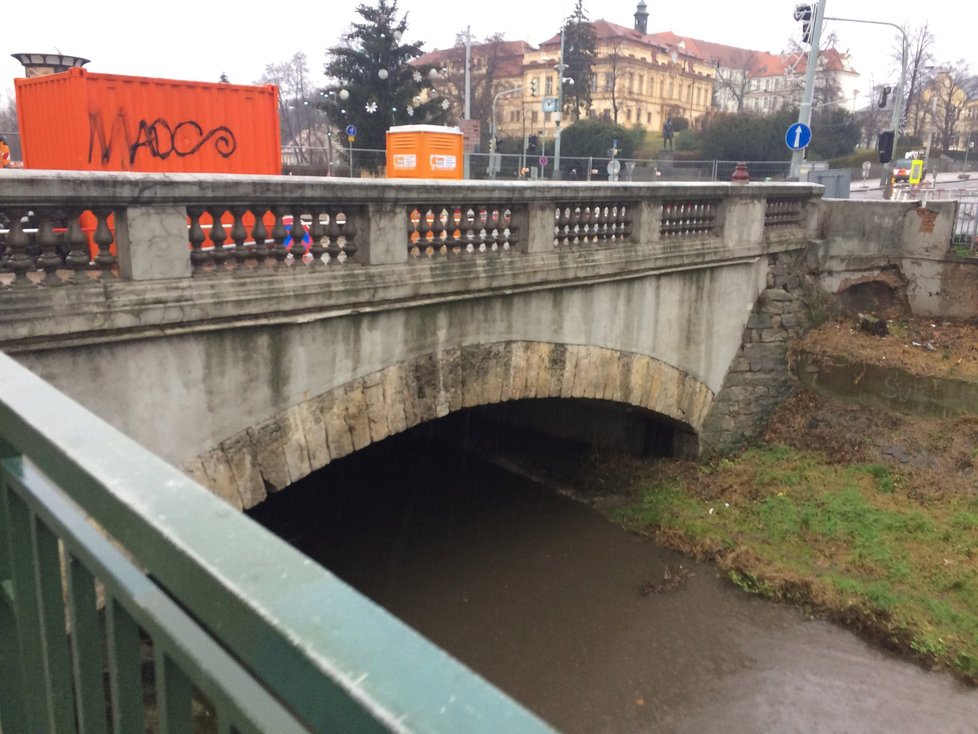 Oprava betonového mostu v Libni přes Rokytku začala a přerušila se. Pracovníci čekali na navazující zásah.