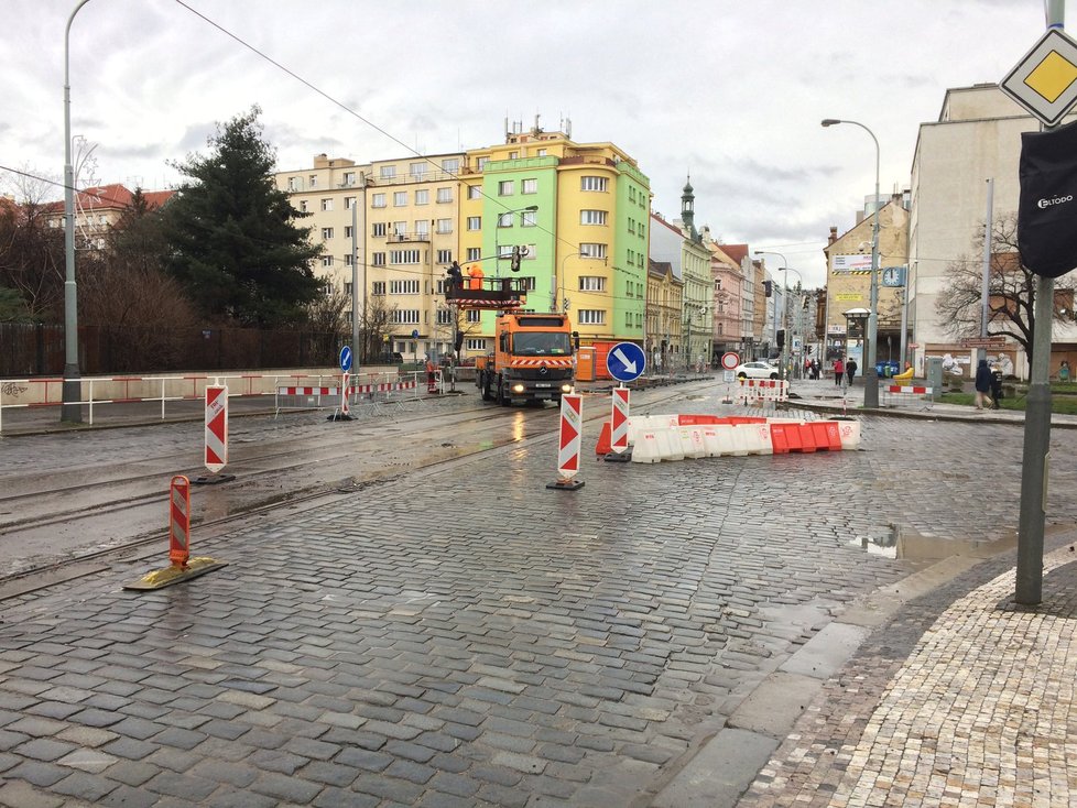 Oprava betonového mostu v Libni přes Rokytku začala a přerušila se. Pracovníci čekali na navazující zásah.