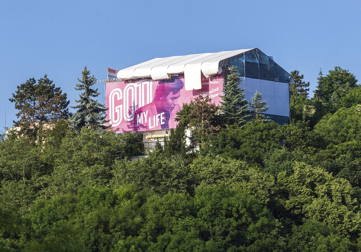 ČERVEN 2017: Centrum přestavby zakrývaly celou dobu billboardy s reklamou na výstavu Gott, My Life. Ta je až do konce září k vidění na lodi na pražské náplavce.